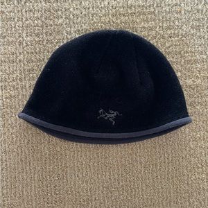 vintage arcteryx polartec beanie in black with grey trim. One size
